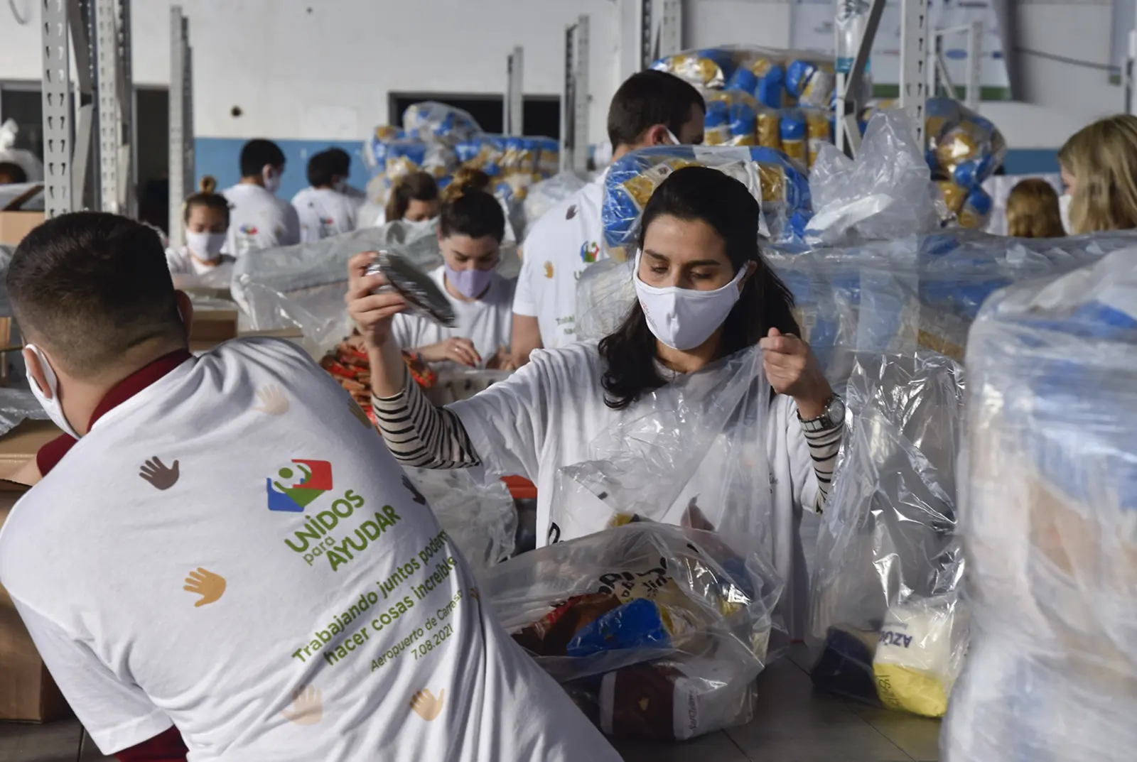 Grupo de voluntarios de Tienda Inglesa realizando donaciones