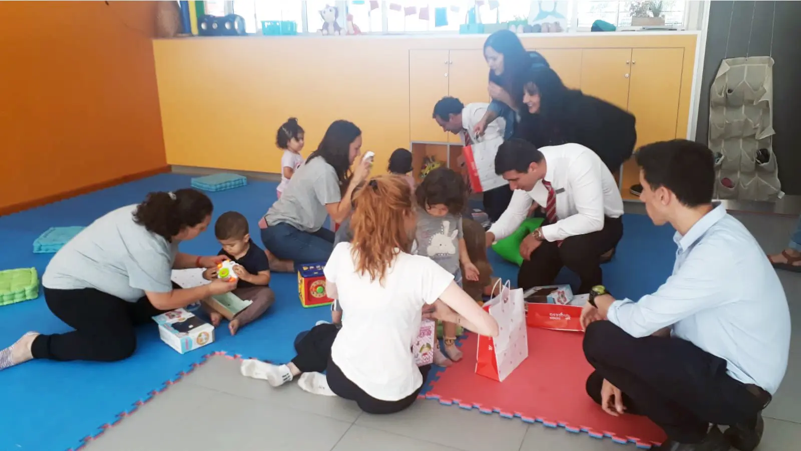 Niños y adultos interactuan en una jornada en el Jardín de Infantes Creciendo Juntos