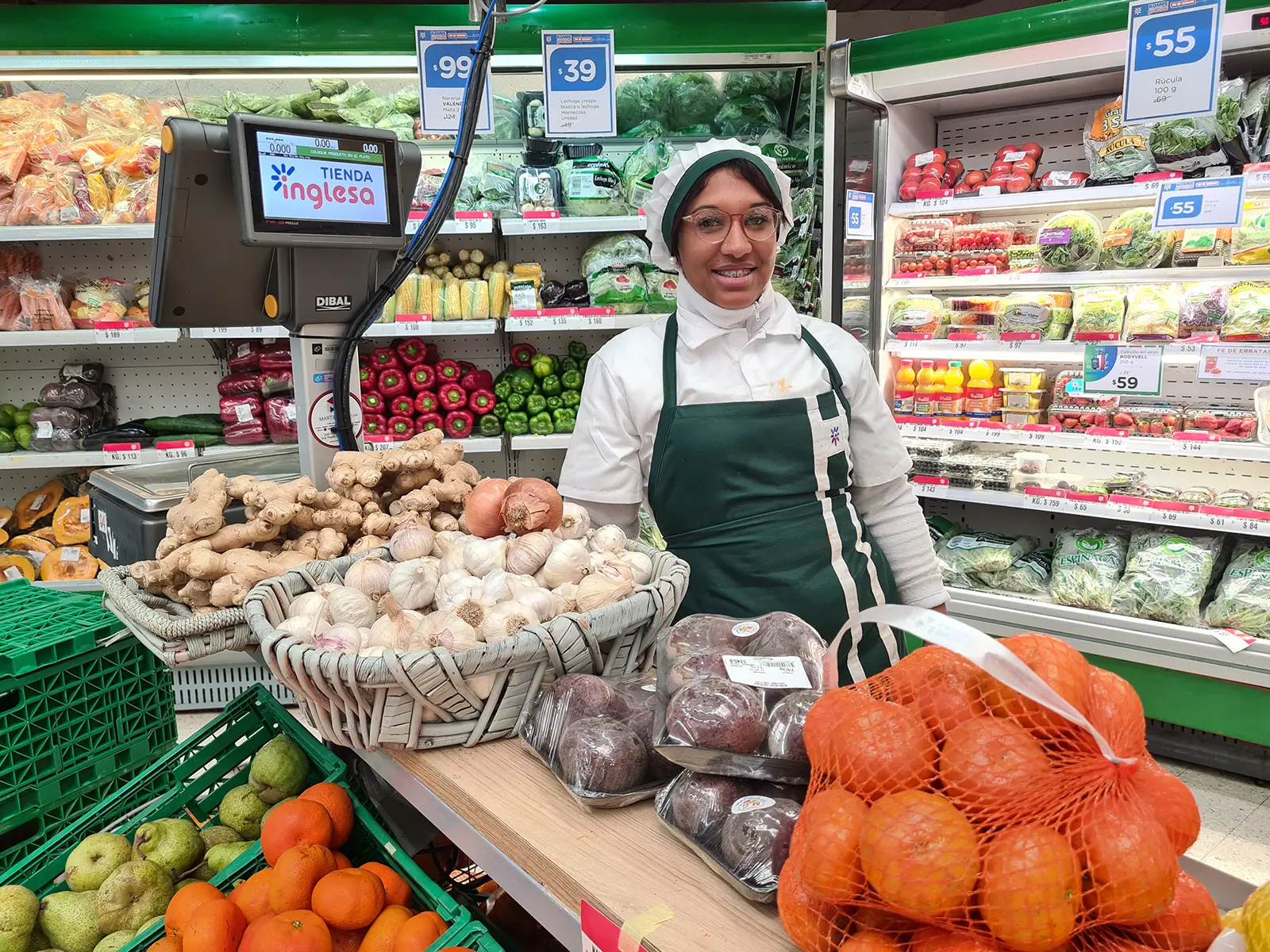 Egresada del programa Trayectorias, trabajando en Tienda Inglesa