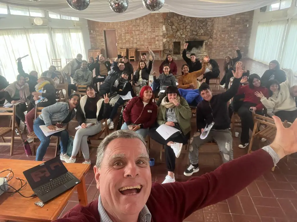 Clase del programa Trayectorias, saludando alegres a la cámara